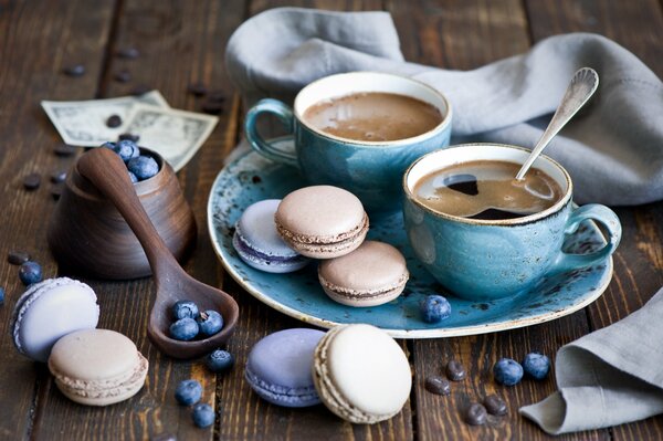 Makkaroni mit Blaubeeren und Kaffee