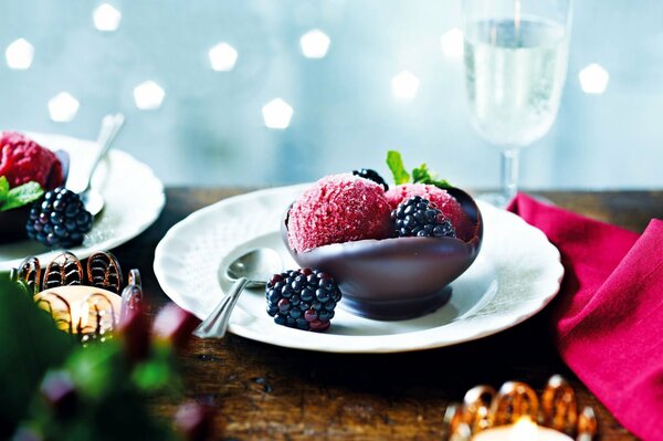 Dessert in einer Schüssel Schokolade mit Eis und Brombeeren