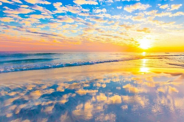 Beau coucher de Soleil sur la mer dans la réflexion