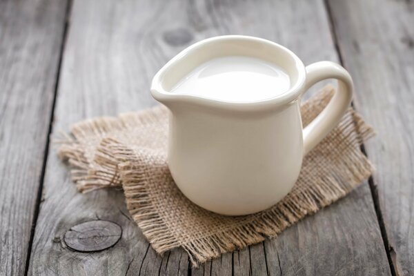 Lechero blanco con leche en una servilleta