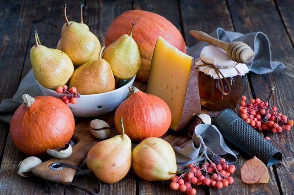 Bodegón de frutas de otoño, miel y queso