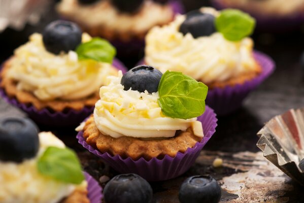 Cupcakes de crema y arándanos de primer plano