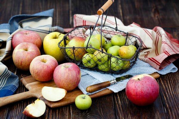 Naturaleza muerta con manzanas en una tabla de cortar