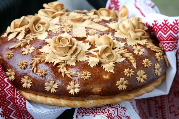 Pain avec des fleurs sur un rouleau blanc avec ornement