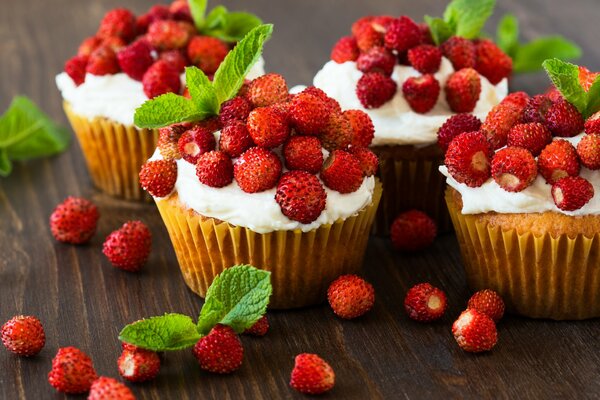 Schöne Muffins mit Erdbeeren und Sahne