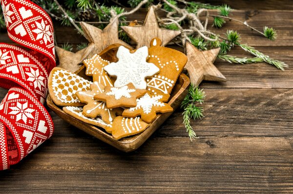 Cottura di Capodanno con glassa. Rami di abete rosso e nastro di Natale rosso