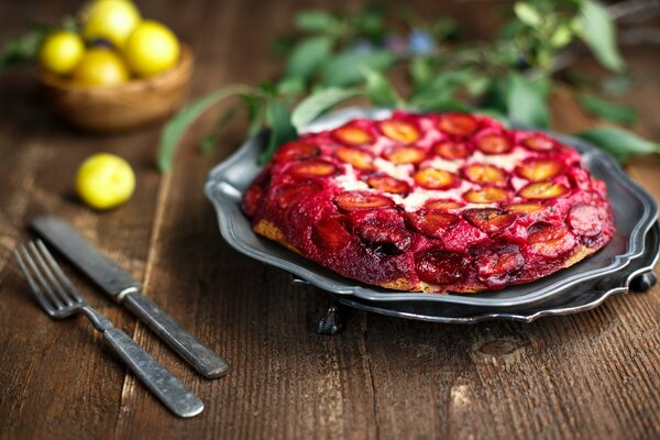 Tarte aux prunes prête sur la table