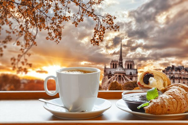 Meraviglioso paesaggio con caffè al mattino