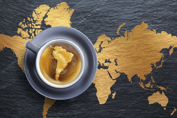 Sudáfrica en una taza de café en el fondo del mapa