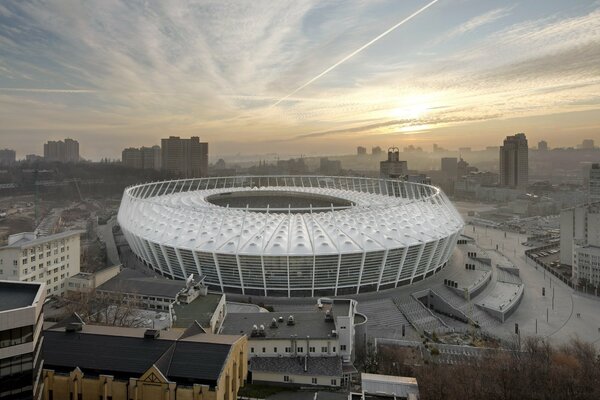 Das Stadion von Kiew vor dem Hintergrund der schönen Morgendämmerung