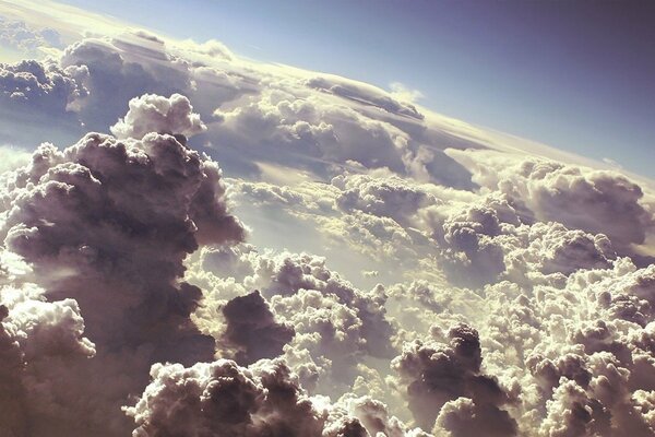 Nubes esponjosas en el cielo