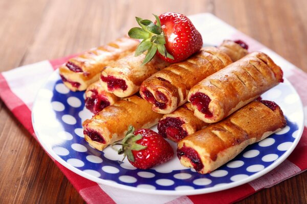 Bandes feuilletées avec confiture de fraises