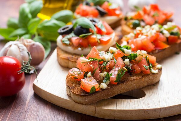 Sandwiches tomates, olives vertes ail