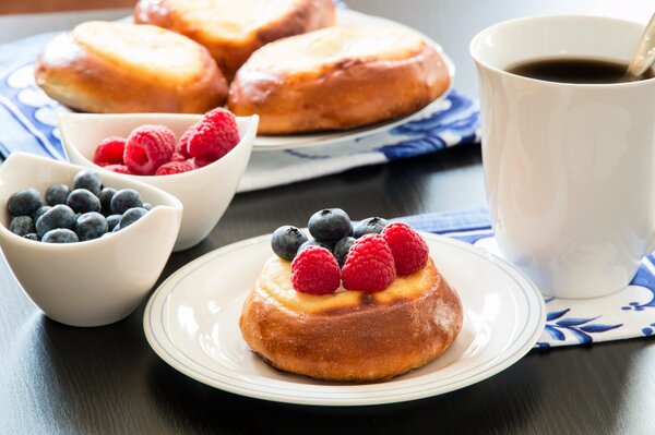 Käsekuchen mit Blaubeeren und Himbeeren zum Frühstück