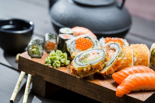Rouleaux de sushi de cuisine japonaise