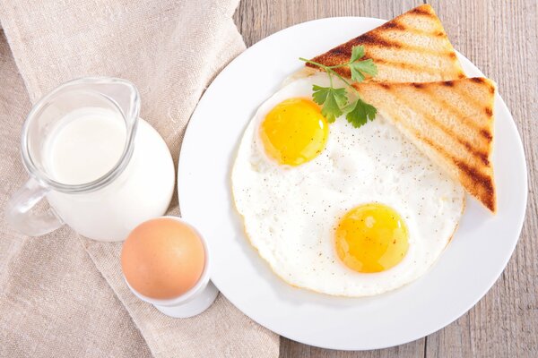 Petit-déjeuner composé d œufs brouillés, de pain grillé et de lait