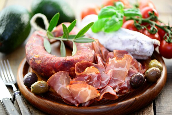 Foto con productos cárnicos y verduras en un plato