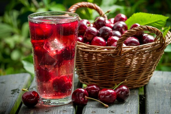 Korb mit Kirschen und Kirschcocktail