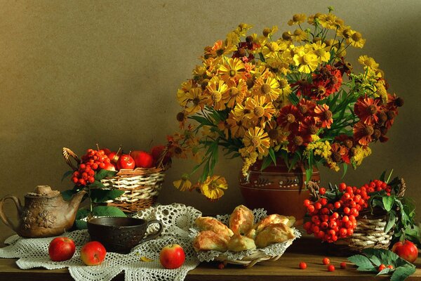 Nature morte de fleurs de baies et de pommes