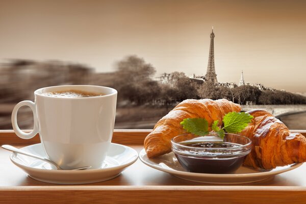 Morgenkaffee mit frischem Croissant