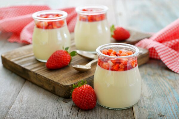 Postre de leche con fresas