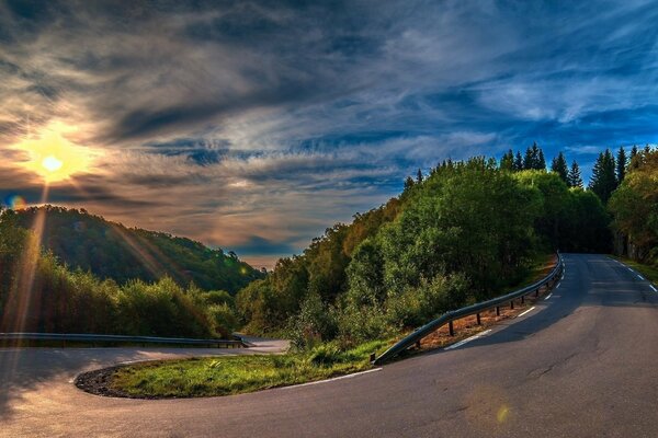 Puesta de sol en medio de la serpentina de la carretera