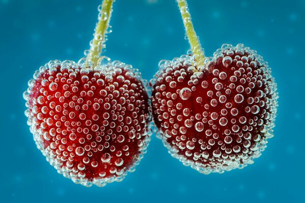 Cerezas macro en agua con burbujas finas