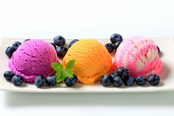 Helado de bayas multicolores con arándanos