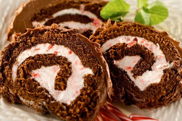 Pastel de chocolate con crema de fresa