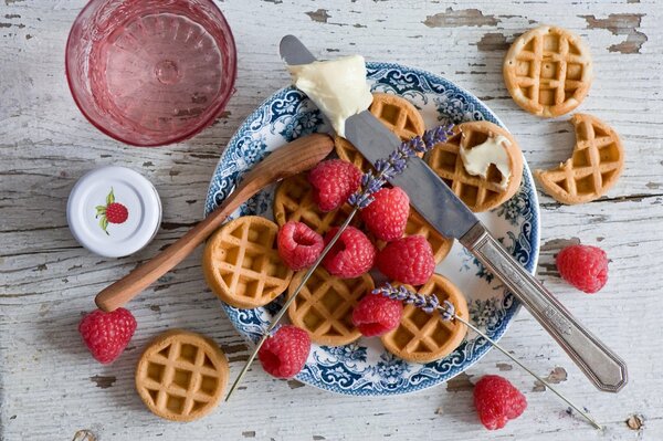 Dessert mit Waffeln und Himbeeren auf einem Teller