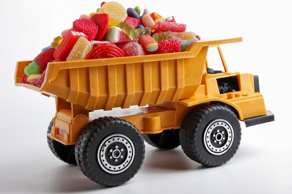 Zabawka ciężarówka z marmoladą i słodyczami