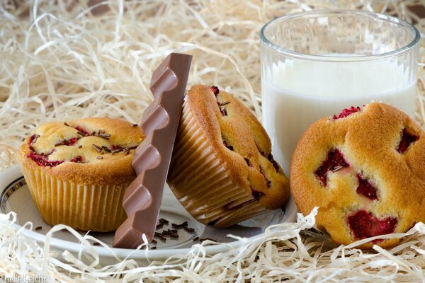 Muffins und Schokolade mit Milch