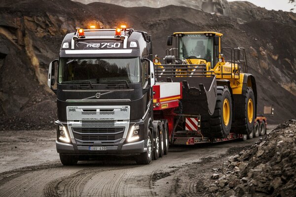 Le camion Volvo transporte le tracteur