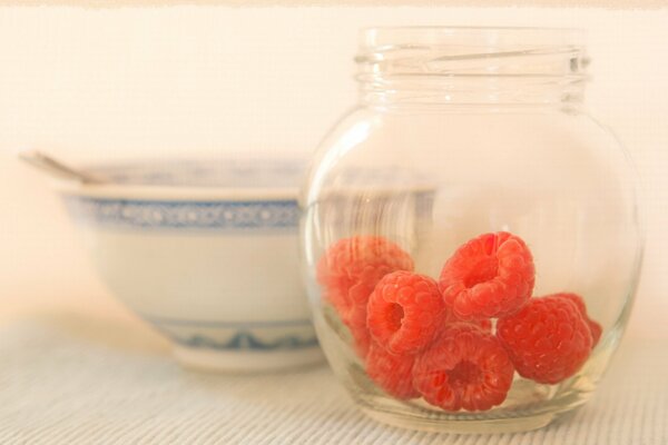 Himbeerbeeren in einem transparenten Glas