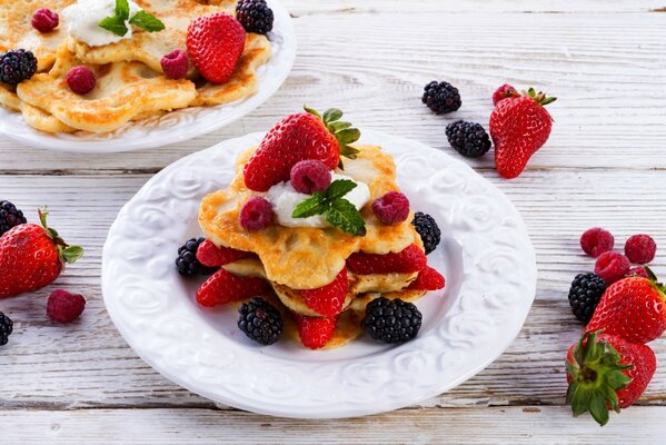 Pfannkuchen mit Brombeeren und Erdbeeren sind sehr süß