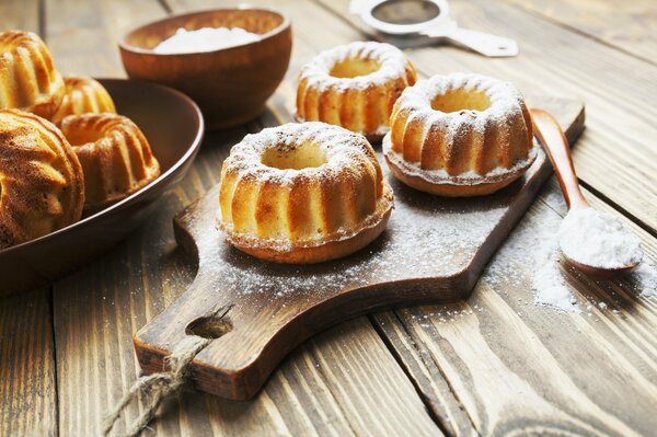 Muffins mit Puderzucker bestreut