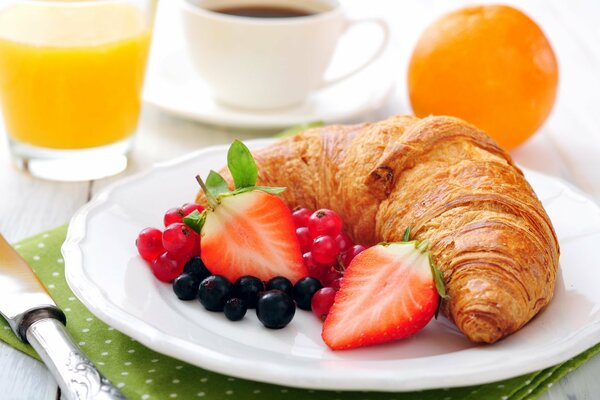 Tazza di caffè per colazione con croissant