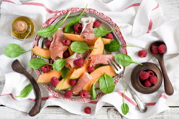 Ensalada fácil con melón y carne