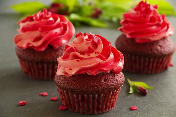 Cupcakes de chocolate con corazones de azúcar