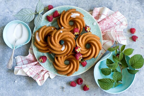 Galletas con una hoja de frambuesa crema agria