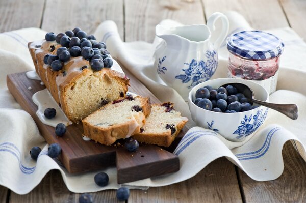 Muffin de arándanos y bayas con mermelada