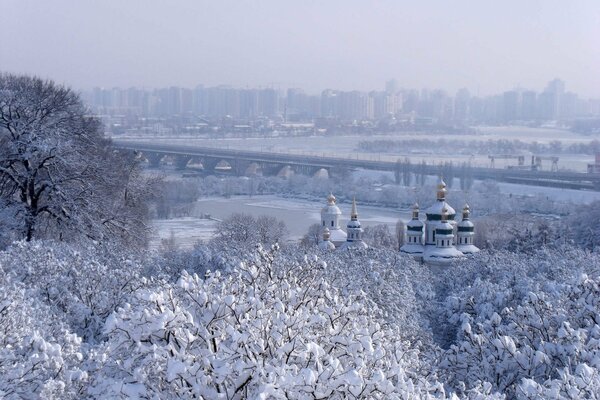 Ponte invernale sul Dnepr a Kiev