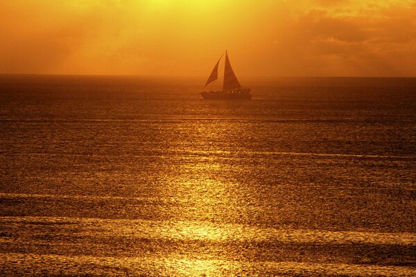 Das Schiff schwimmt bei Sonnenuntergang im Meer