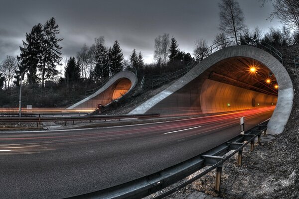 Strada serale nel tunnel paesaggio industriale