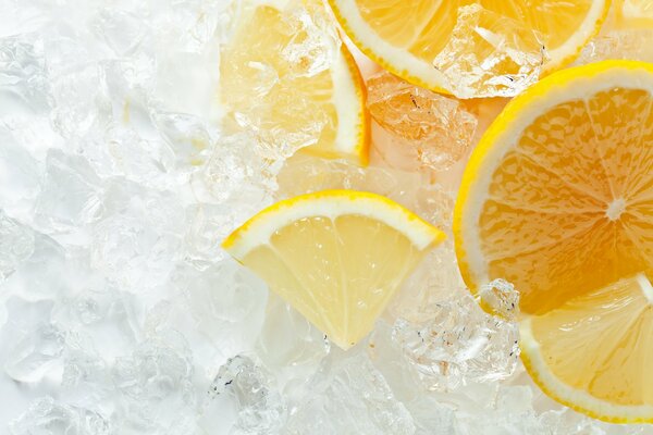 Scheiben von Zitrone und Orange auf Eis
