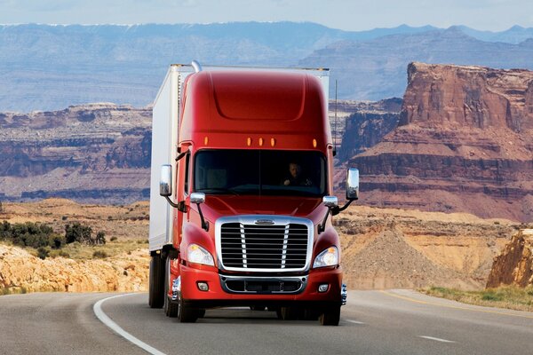 Roter Lastwagen auf der Strecke in den USA