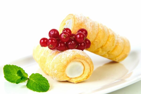 Dessert di pasta sfoglia con crema e frutti di bosco