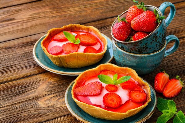 Cesta de pastel con fresas y crema