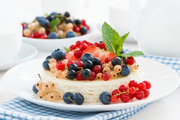 Beeren-Käsekuchen für Naschkatzen auf einer Untertasse