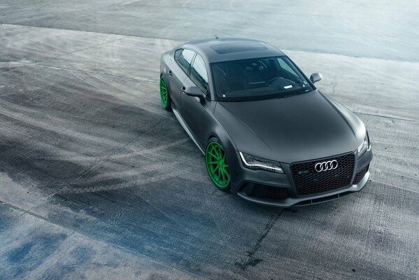 Audi tuning sur fond d asphalte gris